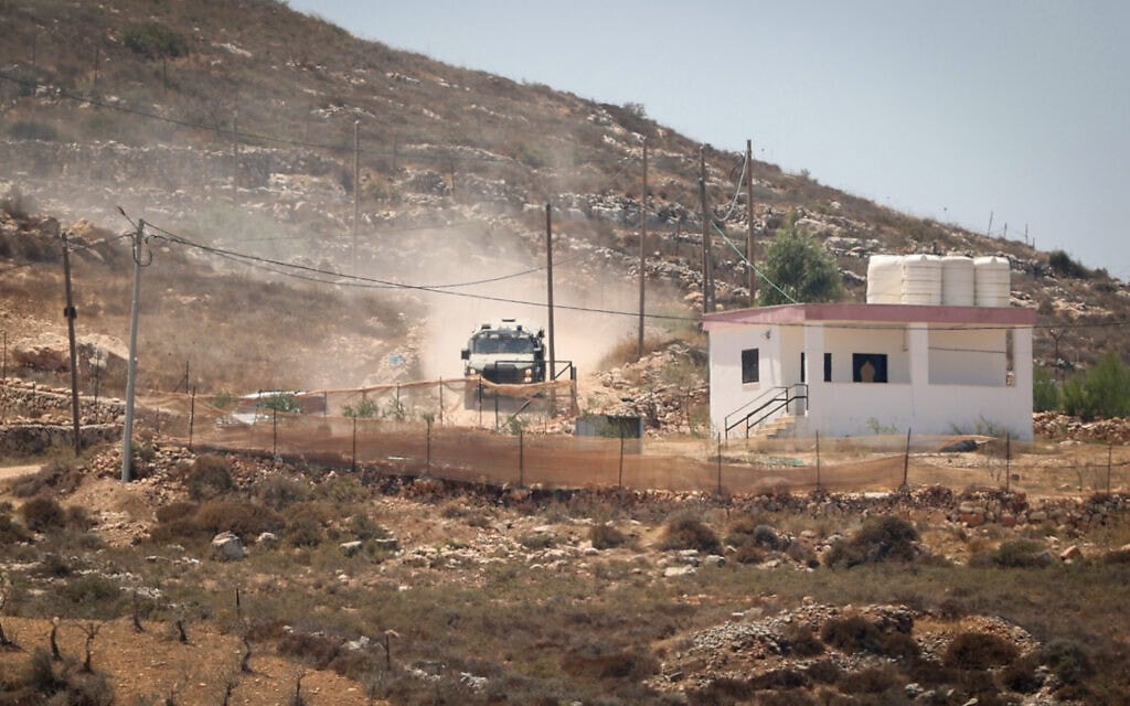 מתנחלים מתאספים מול בתים פלסטיניים שאותם הם מכתרים בכפר קוסרה שבגדה המערבית, מדרום לשכם. 13 באוגוסט 2026 (צילום: FLASH90) מתנחלים מתאספים מול בתים פלסטיניים שאותם הם מכתרים בכפר קוסרה שבגדה המערבית, מדרום לשכם. 13 באוגוסט 2026 (צילום: FLASH90)