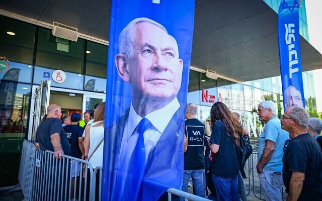 אנשים מחוץ לקלפי בתל אביב. 17 באוגוסט 2026 (צילום: אבשלום ששוני/פלאש90) אנשים מחוץ לקלפי בתל אביב. 17 באוגוסט 2026 (צילום: אבשלום ששוני/פלאש90)