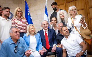 ראש הממשלה בנימין נתניהו ורעייתו שרה מגיעים להצביע בקלפי בירושלים לפריימריז בליכוד, 17 באוגוסט 2026 (צילום: חיים גולדברג/פלאש90) ראש הממשלה בנימין נתניהו ורעייתו שרה מגיעים להצביע בקלפי בירושלים לפריימריז בליכוד, 17 באוגוסט 2026 (צילום: חיים גולדברג/פלאש90)