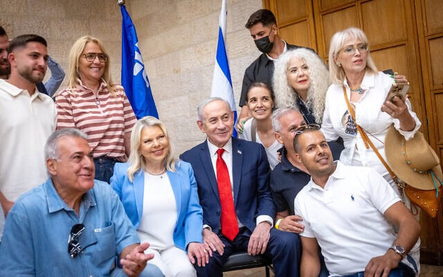 ראש הממשלה בנימין נתניהו ורעייתו שרה מגיעים להצביע בקלפי בירושלים לפריימריז בליכוד, 17 באוגוסט 2026