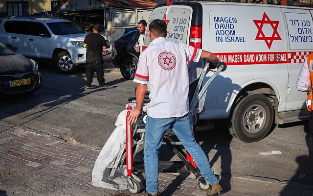 כוחות משטרה וביטחון בזירה שבה נדקרו שני ילדים בידי גבר בבית שמש. 17 באוגוסט 2026 (צילום: אורן בן חקון/פלאש90) כוחות משטרה וביטחון בזירה שבה נדקרו שני ילדים בידי גבר בבית שמש. 17 באוגוסט 2026 (צילום: אורן בן חקון/פלאש90)
