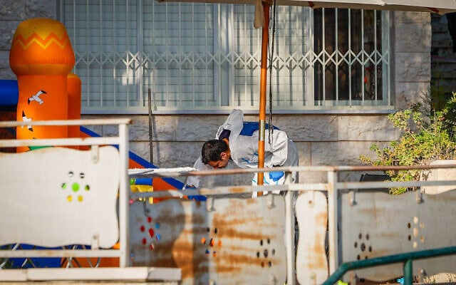 כוחות משטרה וביטחון בזירה שבה נדקרו שני ילדים בידי גבר בבית שמש. 17 באוגוסט 2026 (צילום: אורן בן חקון/פלאש90) כוחות משטרה וביטחון בזירה שבה נדקרו שני ילדים בידי גבר בבית שמש. 17 באוגוסט 2026 (צילום: אורן בן חקון/פלאש90)
