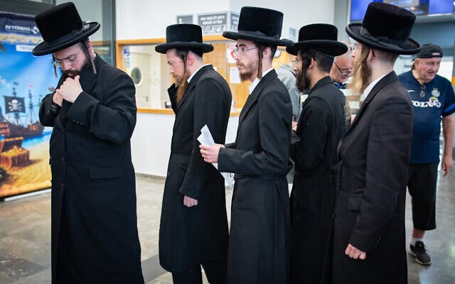 חרדים בקלפי בחיפה בפריימריז בליכוד. 17 באוגוסט 2026 (צילום: Sharon Leibel/Flash90) חרדים בקלפי בחיפה בפריימריז בליכוד. 17 באוגוסט 2026 (צילום: Sharon Leibel/Flash90)