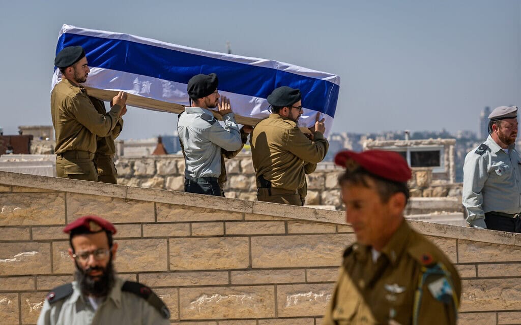 חיילים נושאים את הארון של חלל צה"ל יהודה כץ בבית העלמין בהר הזיתים שבירושלים, 21 באוגוסט 2026 (צילום: חיים גולדברג/פלאש90) חיילים נושאים את הארון של חלל צה"ל יהודה כץ בבית העלמין בהר הזיתים שבירושלים, 21 באוגוסט 2026 (צילום: חיים גולדברג/פלאש90)