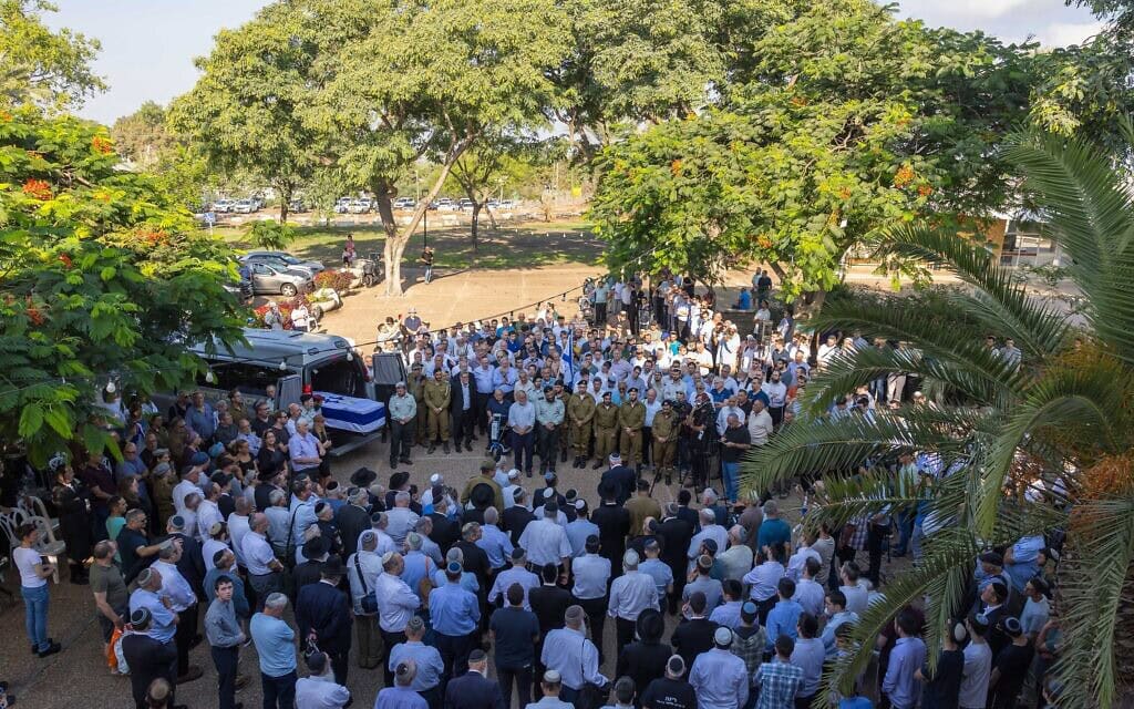 מסע ההלוויה של חלל צה"ל יהודה כץ, שנהרג בקרב סולטן יעקוב במלחמת לבנון הראשונה, יוצא לדרכו מישיבת כרם ביבנה, שבה למד לפני שירותו הצבאי, 21 באוגוסט 2026 (צילום: לירון מולדובן/פלאש90) מסע ההלוויה של חלל צה"ל יהודה כץ, שנהרג בקרב סולטן יעקוב במלחמת לבנון הראשונה, יוצא לדרכו מישיבת כרם ביבנה, שבה למד לפני שירותו הצבאי, 21 באוגוסט 2026 (צילום: לירון מולדובן/פלאש90)
