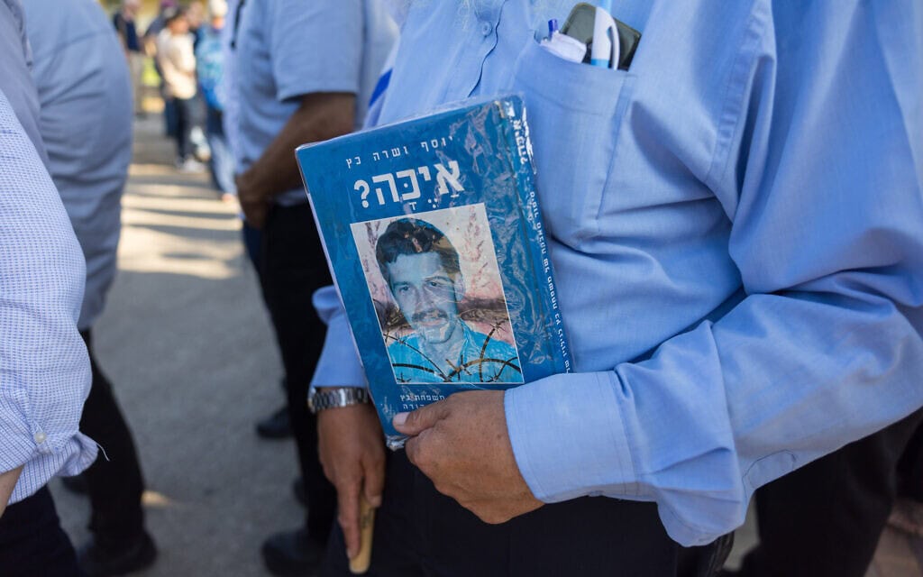 משתתף במסע ההלוויה של חלל צה"ל יהודה כץ נושא את הספר שחיברו הוריו, יוסף ושרה כץ, "איכה?", 21 באוגוסט 2026 (צילום: לירון מולדובן/פלאש90) משתתף במסע ההלוויה של חלל צה"ל יהודה כץ נושא את הספר שחיברו הוריו, יוסף ושרה כץ, "איכה?", 21 באוגוסט 2026 (צילום: לירון מולדובן/פלאש90)