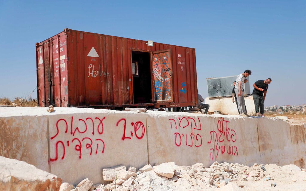 פלסטינים בוחנים נזקי שרפה שלדברי תושבים נגרמה בידי מתנחלים ישראלים קיצונים באזור ואדי א-רחים ביטא, מדרום לחברון בגדה המערבית. 21 באוגוסט 2026 (צילום: Wisam Hashlamoun/Flash90) פלסטינים בוחנים נזקי שרפה שלדברי תושבים נגרמה בידי מתנחלים ישראלים קיצונים באזור ואדי א-רחים ביטא, מדרום לחברון בגדה המערבית. 21 באוגוסט 2026 (צילום: Wisam Hashlamoun/Flash90)