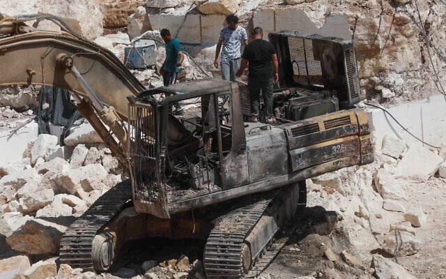 פלסטינים בוחנים נזקי שרפה שלדברי תושבים נגרמו בידי מתנחלים ישראלים קיצונים באזור ואדי א-רחים שביטא, מדרום לחברון בגדה המערבית. 21 באוגוסט 2026 (צילום: Wisam Hashlamoun/Flash90) פלסטינים בוחנים נזקי שרפה שלדברי תושבים נגרמו בידי מתנחלים ישראלים קיצונים באזור ואדי א-רחים שביטא, מדרום לחברון בגדה המערבית. 21 באוגוסט 2026 (צילום: Wisam Hashlamoun/Flash90)