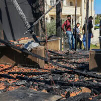 פלסטינים בוחנים בית שהוצת ורוסס בכתובות גרפיטי במהלך מתקפה של קבוצת מתנחלים קיצונים בכפר אוסרין, מדרום לשכם שבגדה המערבית. 23 באוגוסט 2026 (צילום: Nasser Ishtayeh/Flash90) פלסטינים בוחנים בית שהוצת ורוסס בכתובות גרפיטי במהלך מתקפה של קבוצת מתנחלים קיצונים בכפר אוסרין, מדרום לשכם שבגדה המערבית. 23 באוגוסט 2026 (צילום: Nasser Ishtayeh/Flash90)
