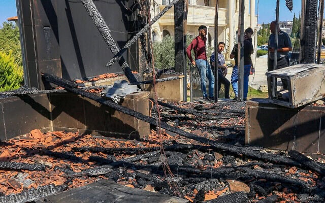 פלסטינים בוחנים בית שהוצת ורוסס בכתובות גרפיטי במהלך מתקפה של קבוצת מתנחלים קיצונים בכפר אוסרין, מדרום לשכם שבגדה המערבית. 23 באוגוסט 2026 (צילום: Nasser Ishtayeh/Flash90) פלסטינים בוחנים בית שהוצת ורוסס בכתובות גרפיטי במהלך מתקפה של קבוצת מתנחלים קיצונים בכפר אוסרין, מדרום לשכם שבגדה המערבית. 23 באוגוסט 2026 (צילום: Nasser Ishtayeh/Flash90)