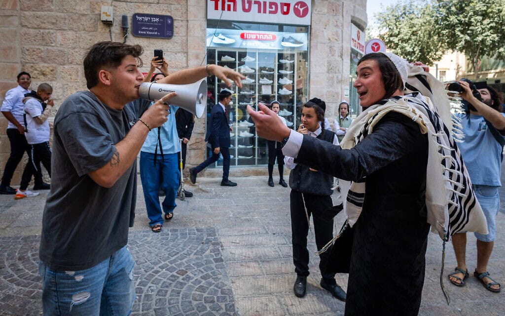 מפגינים חרדים מוחים נגד בית קפה הפועל בשבת ומתעמתים עם כוחות המשטרה, בעוד מפגינים חילונים מקיימים הפגנת נגד לתמיכה בבית הקפה במרכז ירושלים. 29 באוגוסט 2026 (צילום: אורן בן חקון/פלאש90)