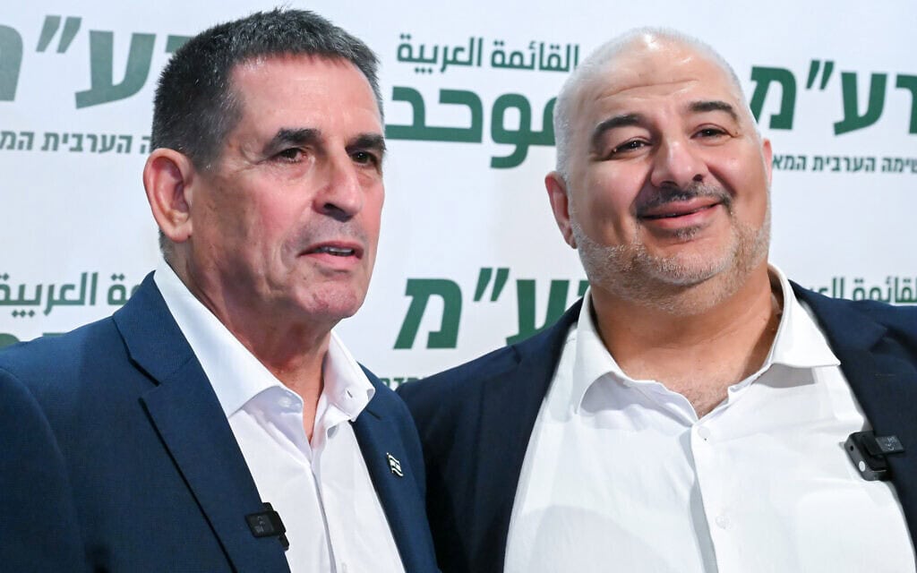 יו"ר רע"ם מנסור עבאס מקיים מסיבת עיתונאים משותפת עם חבר המפלגה החדש יואב סגלוביץ בנצרת. 31 באוגוסט 2026 (צילום: מיכאל גלעדי/פלאש90) יו"ר רע"ם מנסור עבאס מקיים מסיבת עיתונאים משותפת עם חבר המפלגה החדש יואב סגלוביץ בנצרת. 31 באוגוסט 2026 (צילום: מיכאל גלעדי/פלאש90)