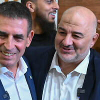 יו"ר רע"ם מנסור עבאס מקיים מסיבת עיתונאים משותפת עם חבר המפלגה החדש יואב סגלוביץ בנצרת. 31 באוגוסט 2026 (צילום: מיכאל גלעדי/פלאש90) יו"ר רע"ם מנסור עבאס מקיים מסיבת עיתונאים משותפת עם חבר המפלגה החדש יואב סגלוביץ בנצרת. 31 באוגוסט 2026 (צילום: מיכאל גלעדי/פלאש90)