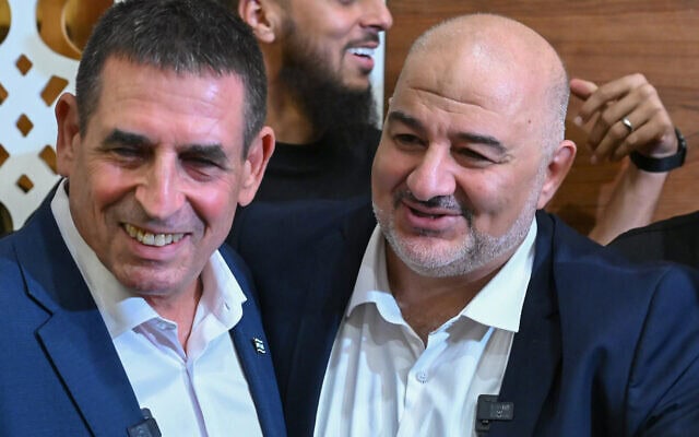 יו"ר רע"ם מנסור עבאס מקיים מסיבת עיתונאים משותפת עם חבר המפלגה החדש יואב סגלוביץ בנצרת. 31 באוגוסט 2026 (צילום: מיכאל גלעדי/פלאש90) יו"ר רע"ם מנסור עבאס מקיים מסיבת עיתונאים משותפת עם חבר המפלגה החדש יואב סגלוביץ בנצרת. 31 באוגוסט 2026 (צילום: מיכאל גלעדי/פלאש90)