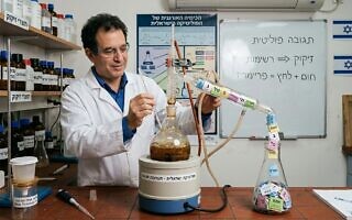 כימאי מזקק פתקי הצבעה (צילום: יצירה דיגיטלית) כימאי מזקק פתקי הצבעה (צילום: יצירה דיגיטלית)