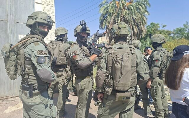 כוח של צה"ל ואנשי משטרה בגדה המערבית, לאחר שפלסטיני דקר ישראלי באסור היישוב עוג'ה, 23 באוגוסט 2026 (צילום: צה"ל) כוח של צה"ל ואנשי משטרה בגדה המערבית, לאחר שפלסטיני דקר ישראלי באסור היישוב עוג'ה, 23 באוגוסט 2026 (צילום: צה"ל)