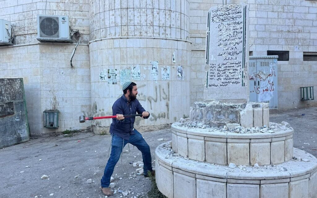 חבר הכנסת צבי סוכות מנפץ אנדרטה ביישוב מאדמא שבגדה חבר הכנסת צבי סוכות מנפץ אנדרטה ביישוב מאדמא שבגדה