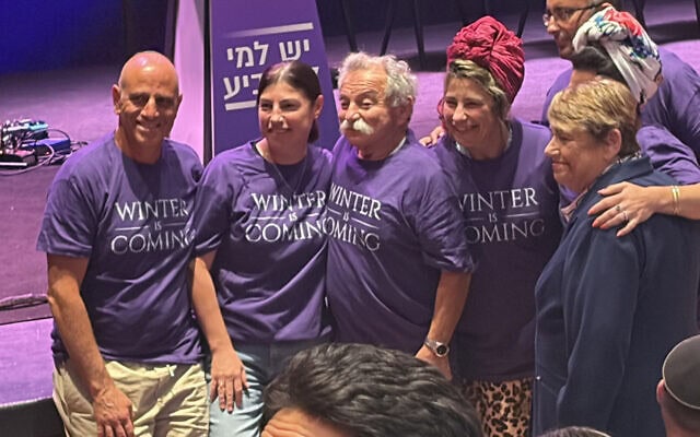 תומכים משתתפים בטקס השקת מפלגתו הפוליטית החדשה של עופר וינטר בירושלים, 25 באוגוסט 2026 (צילום: סם סוקול) תומכים משתתפים בטקס השקת מפלגתו הפוליטית החדשה של עופר וינטר בירושלים, 25 באוגוסט 2026 (צילום: סם סוקול)