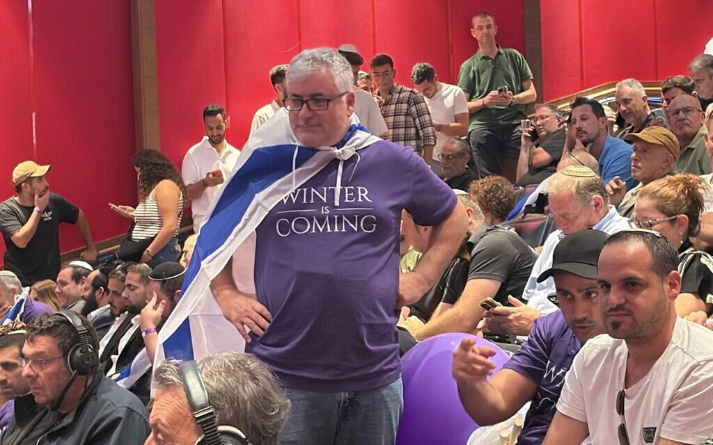 תומכים משתתפים בטקס השקת מפלגתו הפוליטית החדשה של עופר וינטר בירושלים, 25 באוגוסט 2026 (צילום: סם סוקול)