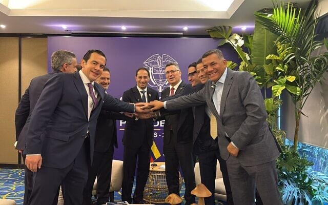 שר החוץ גדעון סער יחד עם צמרת הממשל הקולומביאני בקאלי, 6 באוגוסט 2026 (צילום: לשכתו של גדעון סער) שר החוץ גדעון סער יחד עם צמרת הממשל הקולומביאני בקאלי, 6 באוגוסט 2026 (צילום: לשכתו של גדעון סער)