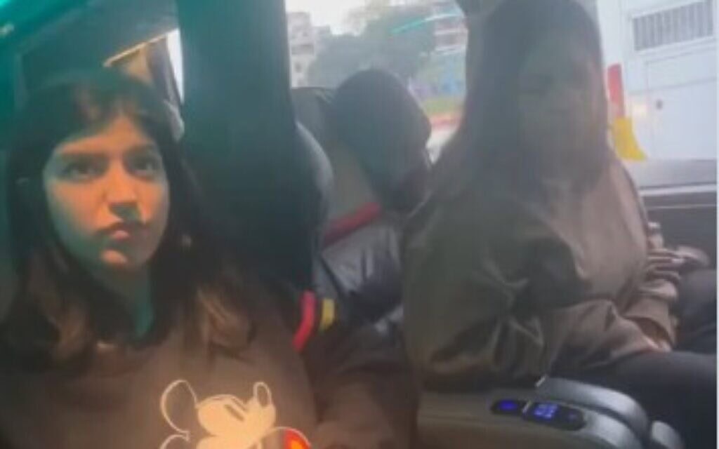 מלי יהלומי (מימין) ובתה ליאל יהלומי בארגנטינה, כשאותרו בידי הרשויות, 14 באוגוסט 2026 (צילום: מתוך סרטון שפורסם בחשבון של המשטרה ברשת X) מלי יהלומי (מימין) ובתה ליאל יהלומי בארגנטינה, כשאותרו בידי הרשויות, 14 באוגוסט 2026 (צילום: מתוך סרטון שפורסם בחשבון של המשטרה ברשת X)