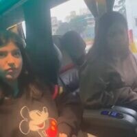 מלי יהלומי (מימין) ובתה ליאל יהלומי בארגנטינה, כשאותרו בידי הרשויות, 14 באוגוסט 2026 (צילום: מתוך סרטון שפורסם בחשבון של המשטרה ברשת X) מלי יהלומי (מימין) ובתה ליאל יהלומי בארגנטינה, כשאותרו בידי הרשויות, 14 באוגוסט 2026 (צילום: מתוך סרטון שפורסם בחשבון של המשטרה ברשת X)