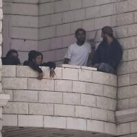 מתנחלים במרפסת של בניין פלסטיני שנמצא בבנייה בקוסרה שבגדה, 29 באוגוסט 2026 (צילום: AP Photo/Majdi Mohammed) מתנחלים במרפסת של בניין פלסטיני שנמצא בבנייה בקוסרה שבגדה, 29 באוגוסט 2026 (צילום: AP Photo/Majdi Mohammed)