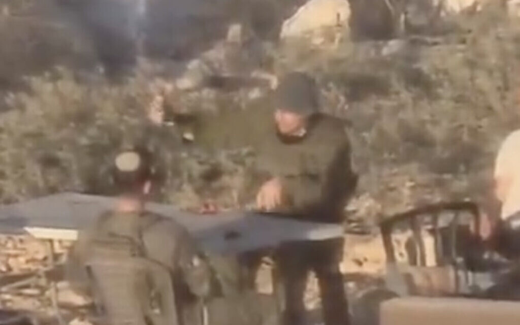 חיילי צה״ל יושבים עם מתנחלים ליד בית משפחה באזור שכם. 10 באוגוסט 2026 (צילום: צילומסך) חיילי צה״ל יושבים עם מתנחלים ליד בית משפחה באזור שכם. 10 באוגוסט 2026 (צילום: צילומסך)