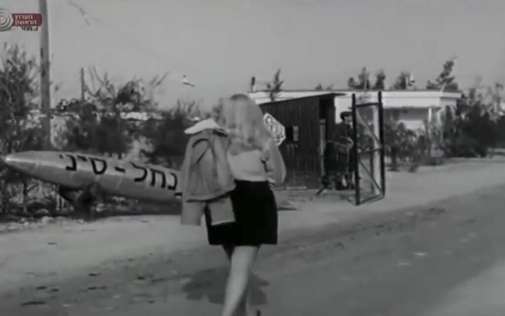 מירי אלוני בקליפ לשיר "היאחזות הנח"ל בסיני" (צילום: צילום מסך מתוך הקליפ ל"היאחזות הנח"ל בזיני") מירי אלוני בקליפ לשיר "היאחזות הנח"ל בסיני" (צילום: צילום מסך מתוך הקליפ ל"היאחזות הנח"ל בזיני")