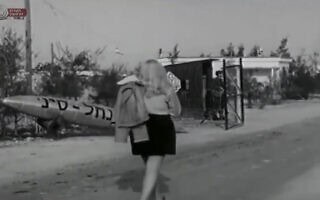 מירי אלוני בקליפ לשיר "היאחזות הנח"ל בסיני" (צילום: צילום מסך מתוך הקליפ ל"היאחזות הנח"ל בזיני") מירי אלוני בקליפ לשיר "היאחזות הנח"ל בסיני" (צילום: צילום מסך מתוך הקליפ ל"היאחזות הנח"ל בזיני")
