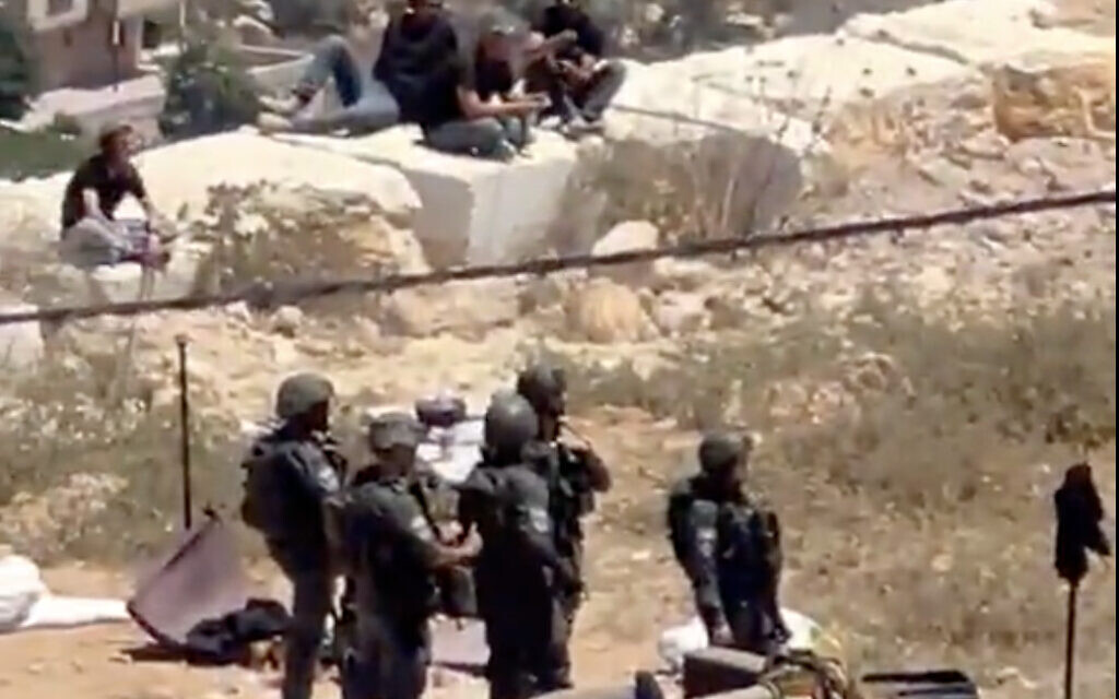 לוחמי מג״ב לצד מתנחלים בפאתי הכפר כוסרה ליד שכם. 12 באוגוסט 2026 לוחמי מג״ב לצד מתנחלים בפאתי הכפר כוסרה ליד שכם. 12 באוגוסט 2026
