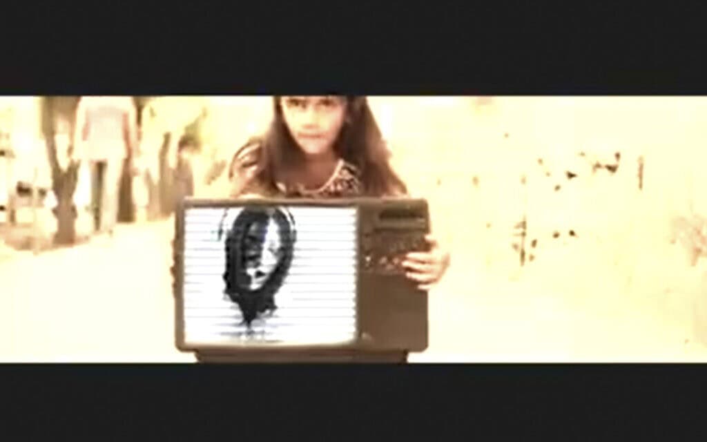 מתוך קליפ של הראפרית האיראנית ג'סטינה:
Justina - Ghadam Be Ghadam (צילום: צילום מסך מתוך קליפ של הראפרית האיראנית ג'סטינה) מתוך קליפ של הראפרית האיראנית ג'סטינה:
Justina - Ghadam Be Ghadam (צילום: צילום מסך מתוך קליפ של הראפרית האיראנית ג'סטינה)