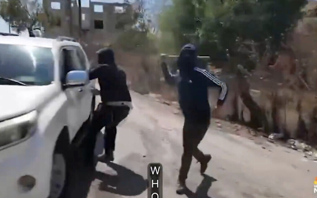מתנחלים תוקפים רכב של NBC ב-29 באוגוסט 2026 (צילום: צילום מסך) מתנחלים תוקפים רכב של NBC ב-29 באוגוסט 2026 (צילום: צילום מסך)