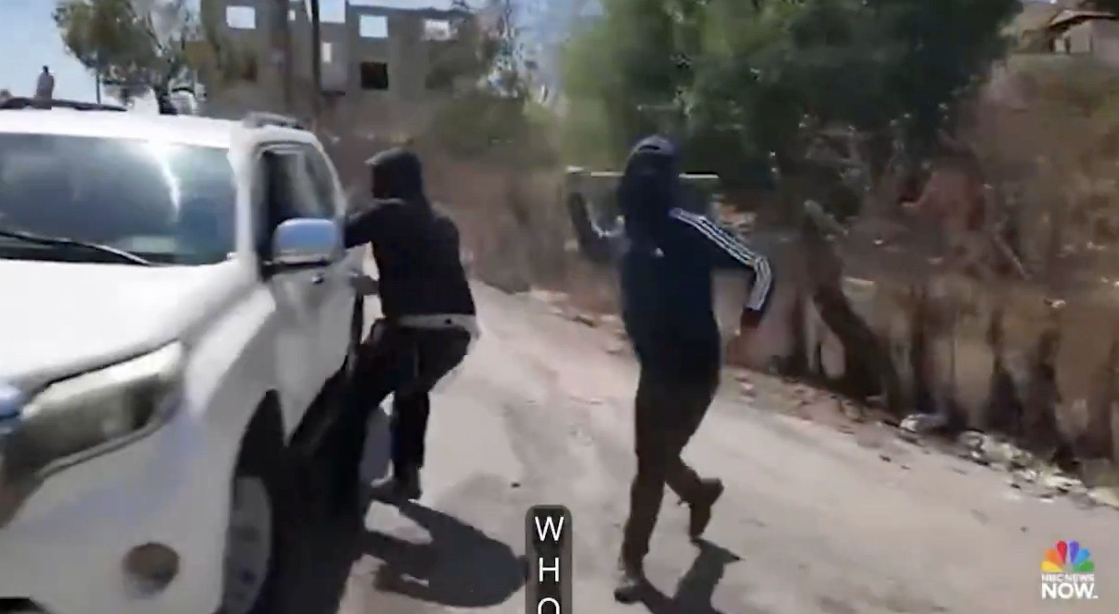 מתנחלים תוקפים רכב של NBC ב-29 באוגוסט 2026 (צילום: צילום מסך) מתנחלים תוקפים רכב של NBC ב-29 באוגוסט 2026 (צילום: צילום מסך)