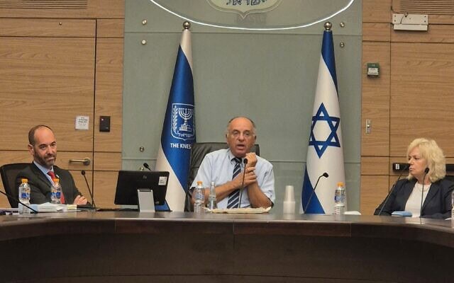 היועצת המשפטית לממשלה, גלי בהרב־מיארה (מימין), יושב ראש ועדת הבחירות המרכזית, נעם סולברג, וממלא מקום מנכ"ל הוועדה, דין ליבנה, 2 באוגוסט 2026 (צילום: דוברות ועדת הבחירות המרכזית לכנסת) היועצת המשפטית לממשלה, גלי בהרב־מיארה (מימין), יושב ראש ועדת הבחירות המרכזית, נעם סולברג, וממלא מקום מנכ"ל הוועדה, דין ליבנה, 2 באוגוסט 2026 (צילום: דוברות ועדת הבחירות המרכזית לכנסת)