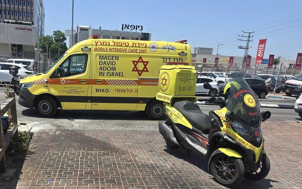 ניידת מגן דוד אדום ואופנוע בזירת רצח בראשון לציון. 4 באוגוסט 2026 (צילום: מד״א) ניידת מגן דוד אדום ואופנוע בזירת רצח בראשון לציון. 4 באוגוסט 2026 (צילום: מד״א)