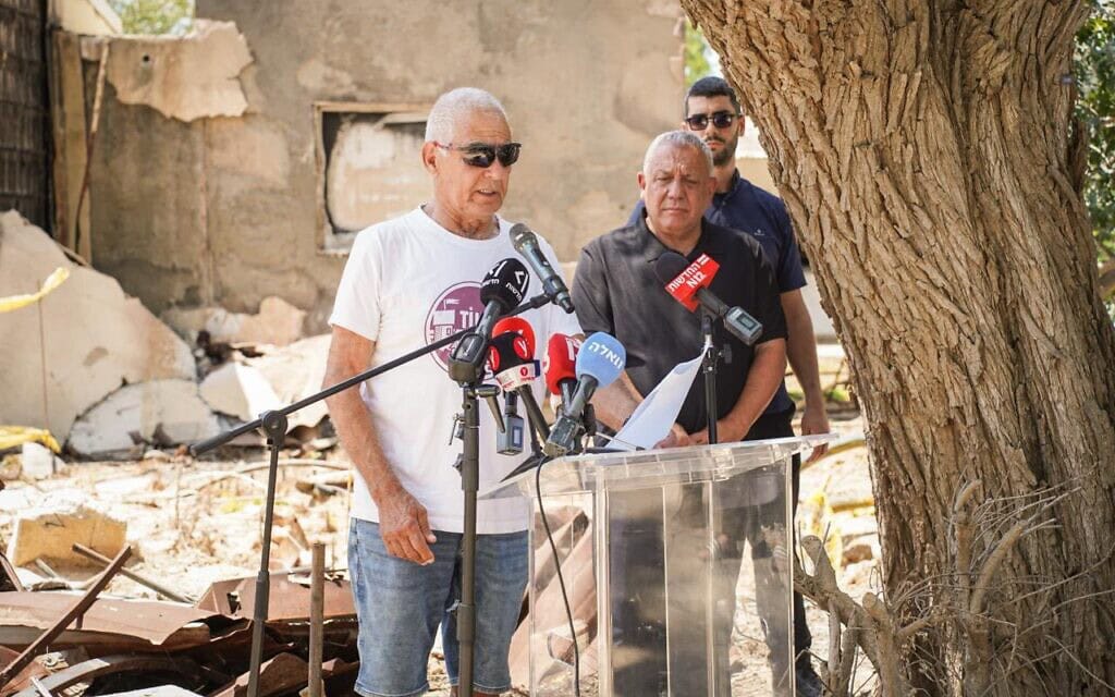 שורד השבי גדי מוזס לצד גדי איזנקוט בהכרזה על מתווה להקמת ועדת חקירה ממלכתית לטבח השבע באוקטובר, 5 באוגוסט 2026 (צילום: מפלגת ישר!)