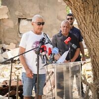 שורד השבי גדי מוזס לצד גדי איזנקוט בהכרזה על מתווה להקמת ועדת חקירה ממלכתית לטבח השבע באוקטובר, 5 באוגוסט 2026 (צילום: מפלגת ישר!) שורד השבי גדי מוזס לצד גדי איזנקוט בהכרזה על מתווה להקמת ועדת חקירה ממלכתית לטבח השבע באוקטובר, 5 באוגוסט 2026 (צילום: מפלגת ישר!)