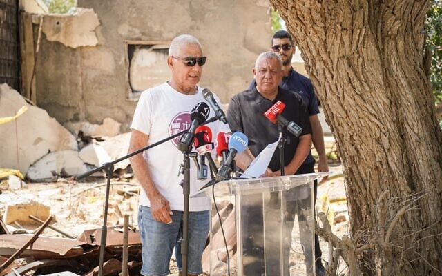 שורד השבי גדי מוזס לצד גדי איזנקוט בהכרזה על מתווה להקמת ועדת חקירה ממלכתית לטבח השבע באוקטובר, 5 באוגוסט 2026 (צילום: מפלגת ישר!) שורד השבי גדי מוזס לצד גדי איזנקוט בהכרזה על מתווה להקמת ועדת חקירה ממלכתית לטבח השבע באוקטובר, 5 באוגוסט 2026 (צילום: מפלגת ישר!)