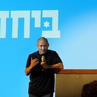 נפתלי בנט בכנס בחירות ברחובות, אוגוסט 2026