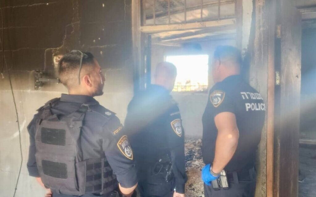 חוקרי משטרה וכבאות והצלה בזירת שרפה בדרום הר חברון. 20 באוגוסט 2026 (צילום: דוברות המשטרה)