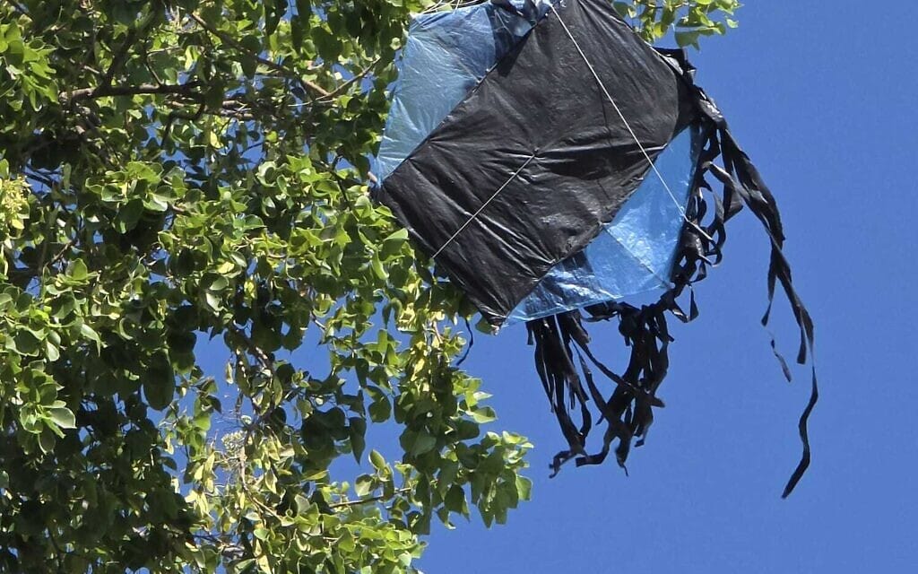 עפיפון ששוגר מרצועת עזה בקיבוץ נחל עוז, 24 באוגוסט 2026 (צילום: יוגב אוקנין/מועצת שער הנגב) עפיפון ששוגר מרצועת עזה בקיבוץ נחל עוז, 24 באוגוסט 2026 (צילום: יוגב אוקנין/מועצת שער הנגב)