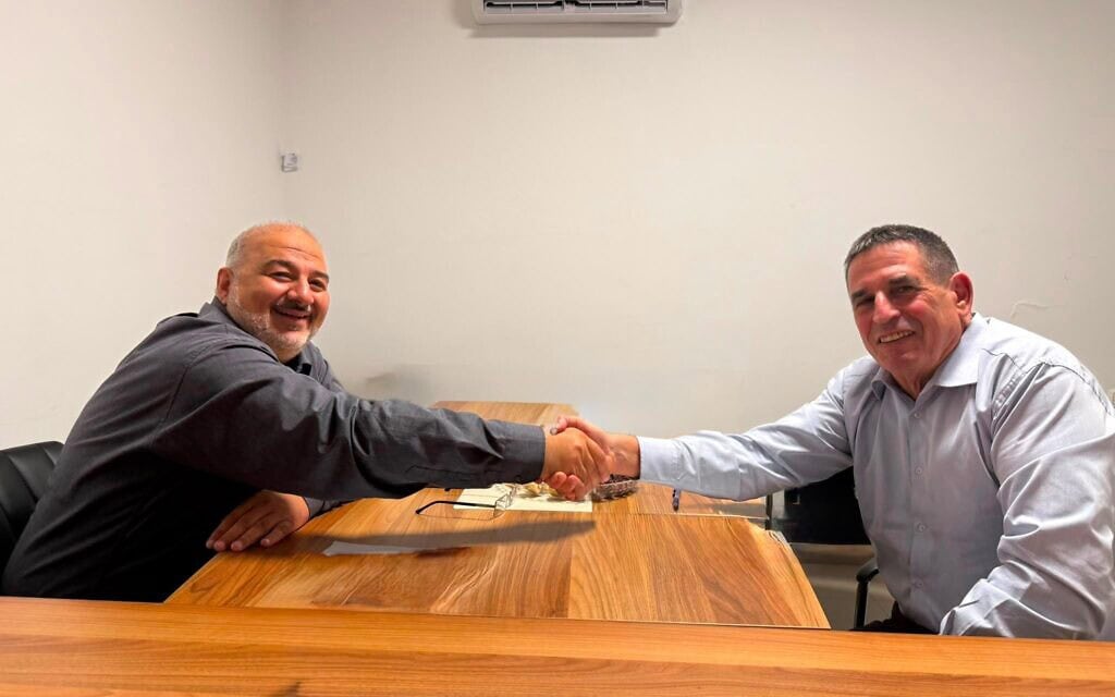 יואב סגלוביץ ומנסור עבאס בתמונה שנמסרה על ידי השניים, 26 באוגוסט 2026 יואב סגלוביץ ומנסור עבאס בתמונה שנמסרה על ידי השניים, 26 באוגוסט 2026