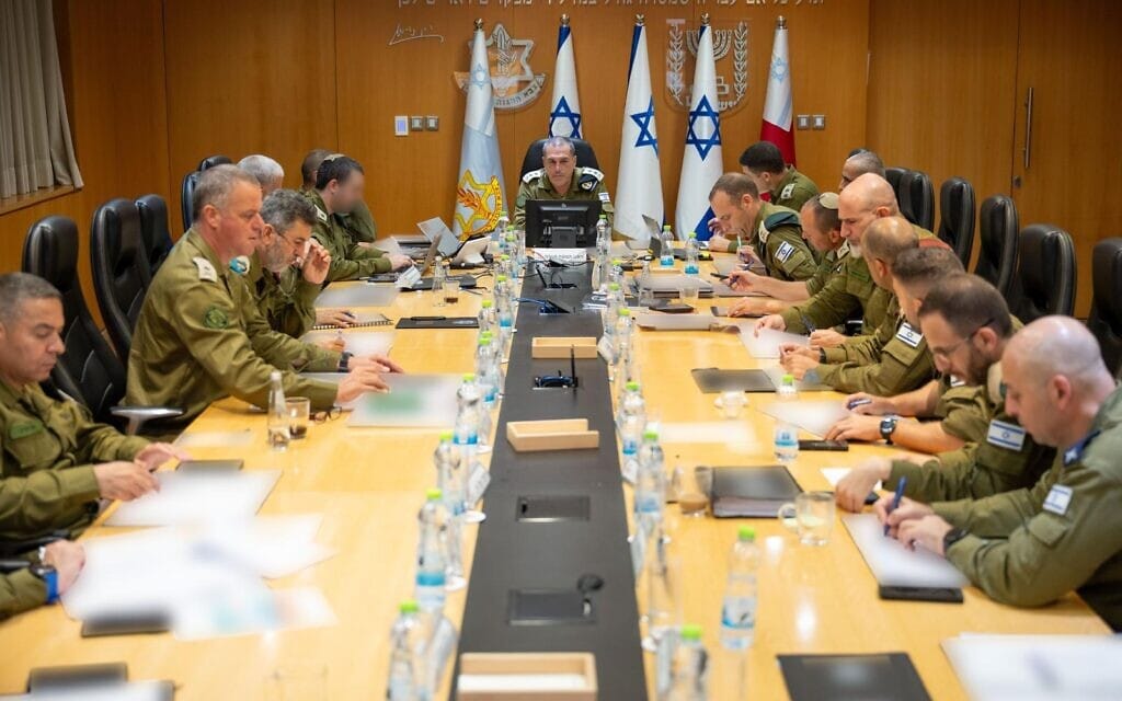 הרמטכ"ל אייל זמיר עם צמרת צה"ל, 27 באוגוסט 2026 (צילום: צה"ל)