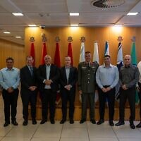 בכירי משרד הביטחון עם בכירים יוונים לאחר חתימת הסכם לאספקת מערכת להגנה מטילים. אוגוסט 2026 (צילום: משרד הביטחון) בכירי משרד הביטחון עם בכירים יוונים לאחר חתימת הסכם לאספקת מערכת להגנה מטילים. אוגוסט 2026 (צילום: משרד הביטחון)