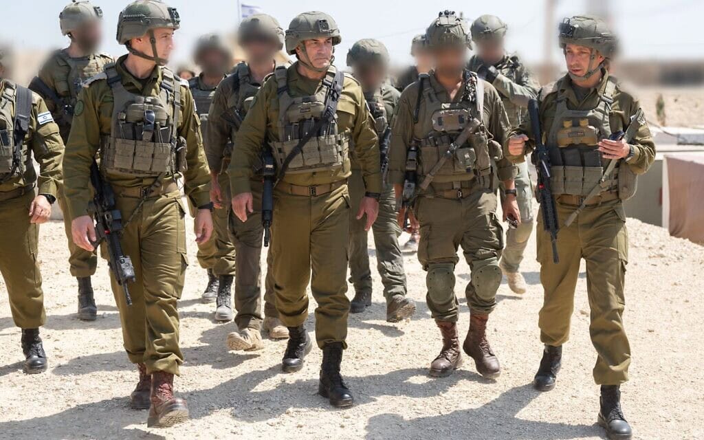 הרמטכ"ל רב-אלוף אייל זמיר ברצועת עזה, 5 באוגוסט 2026 (צילום: דובר צה"ל) הרמטכ"ל רב-אלוף אייל זמיר ברצועת עזה, 5 באוגוסט 2026 (צילום: דובר צה"ל)
