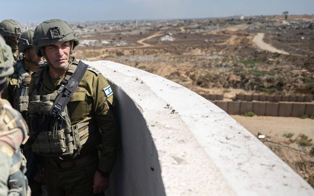 הרמטכ"ל, רב אלוף אייל זמיר, נפגש עם כוחות ברצועת עזה, 25 באוגוסט 2026 (צילום: דובר צה"ל) הרמטכ"ל, רב אלוף אייל זמיר, נפגש עם כוחות ברצועת עזה, 25 באוגוסט 2026 (צילום: דובר צה"ל)