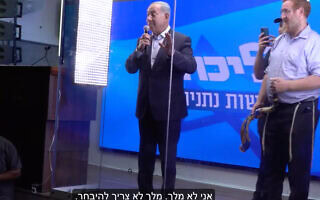 ביבי נואם מתוך המשאית המשוריינת בקמפיין 2022 (צילום: צילום מסך מכאן 11) ביבי נואם מתוך המשאית המשוריינת בקמפיין 2022 (צילום: צילום מסך מכאן 11)