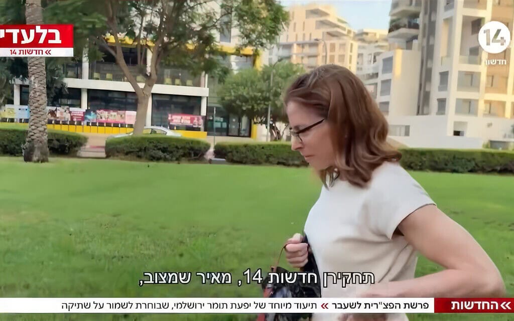 "תחקיר" ערוץ 14 שבו לכאורה ניסו לראיין את הפצ"רית לשעבר יפעת תומר ירושלמי, אבל בפועל נתקלו בשכנה שטיילה עם הכלב. 16 באוגוסט 2026 (צילום: צילום מסך, ערוץ 14)