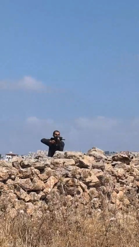 מתנחל מכוון נשק לעבר פעילים ואזרחים ישראלים בבית סאחור שבגדה המערבית, 14 באוגוסט 2026 (צילום: צילום מסך) מתנחל מכוון נשק לעבר פעילים ואזרחים ישראלים בבית סאחור שבגדה המערבית, 14 באוגוסט 2026 (צילום: צילום מסך)